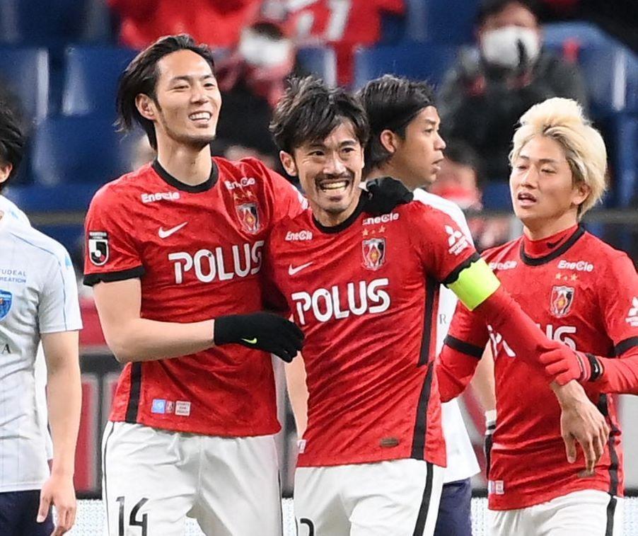 　前半、ＰＫを決めて祝福される浦和・阿部勇樹。左は先制のＰＫを決めた杉本健勇（左）＝撮影・堀内翔