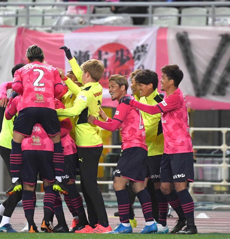 　後半、勝ち越しゴールを決めたＣ大阪・清武を祝福する大久保（中央）＝撮影・北村雅宏