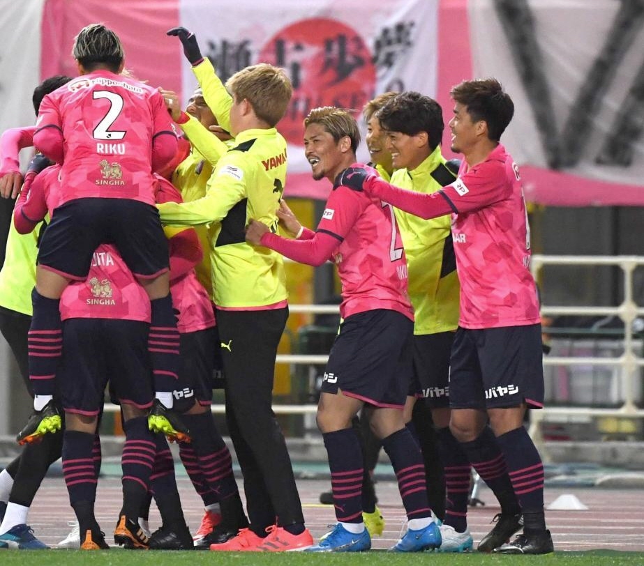 　後半、勝ち越しゴールを決めたＣ大阪・清武を祝福する大久保（中央）＝撮影・北村雅宏