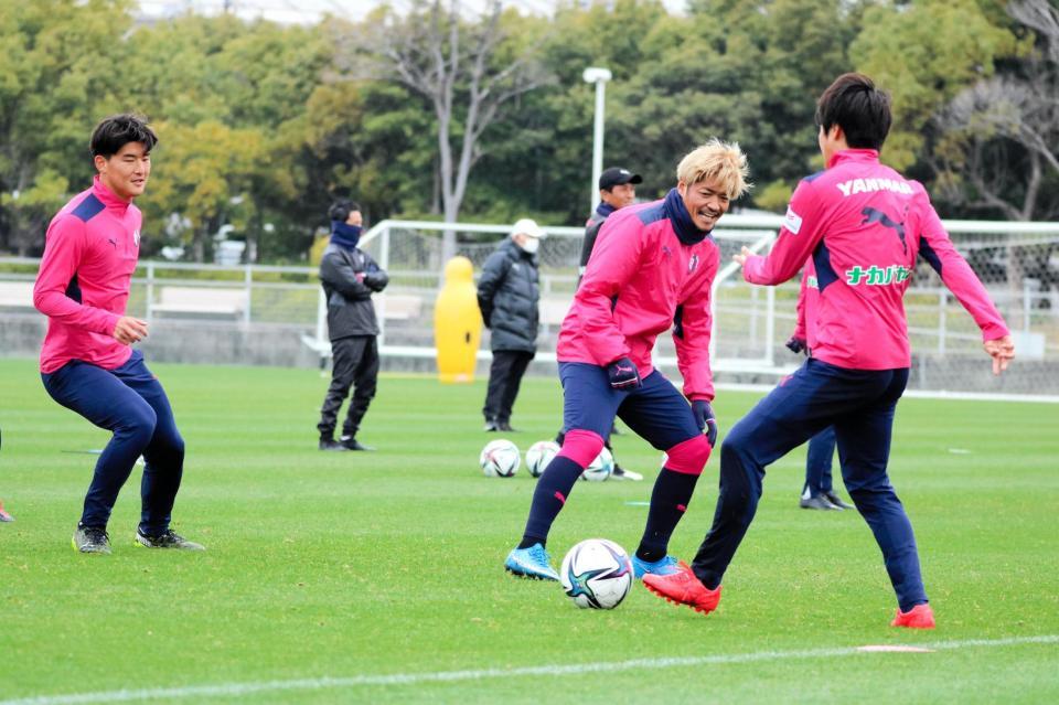 横浜ＦＣ戦に向けて調整するＣ大阪期待の１９歳ＤＦ西尾（左）（セレッソ大阪提供）