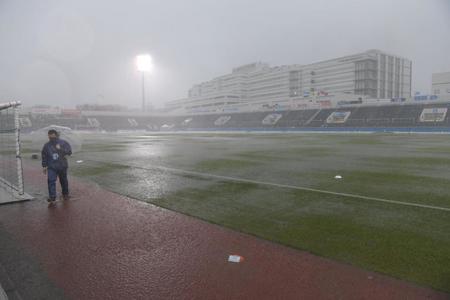 　豪雨で開始を遅らせたニッパツ三ツ沢球技場（撮影・金田祐二）