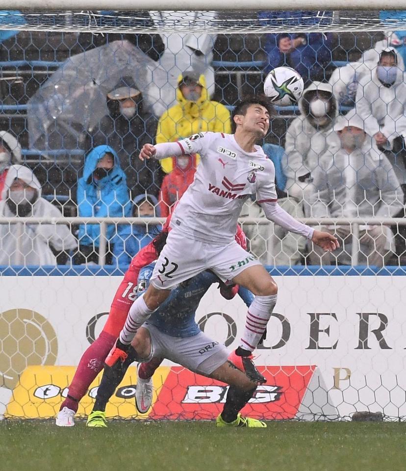 雨中の一戦 ボールが伸びたり 止まったり 豊川のバックヘッドでｃ大阪先制 サッカー デイリースポーツ Online