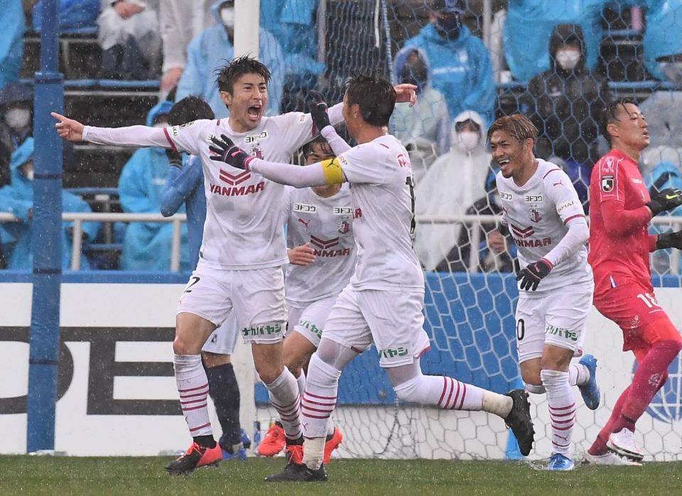 雨中の一戦 ボールが伸びたり 止まったり 豊川のバックヘッドでｃ大阪先制 サッカー デイリースポーツ Online