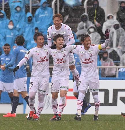 　前半、先制ゴールを決め、豊川（中）と大久保（後方）