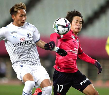 　後半、競り合うＣ大阪・坂元（右）と大分・三竿