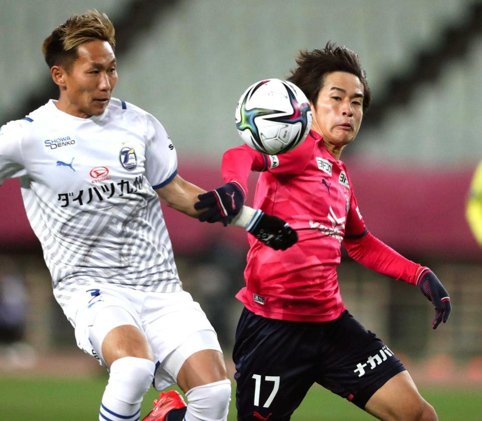 　後半、競り合うＣ大阪・坂元（右）と大分・三竿