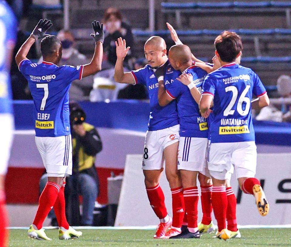 　前半、先制ゴールを決め、喜ぶ横浜Ｍ・前田（左から２人目）