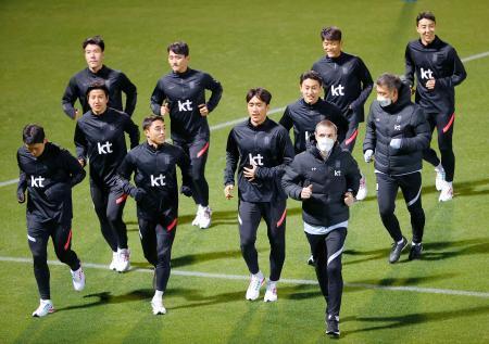 サッカー韓国代表が初練習特別な防疫措置で入国許可