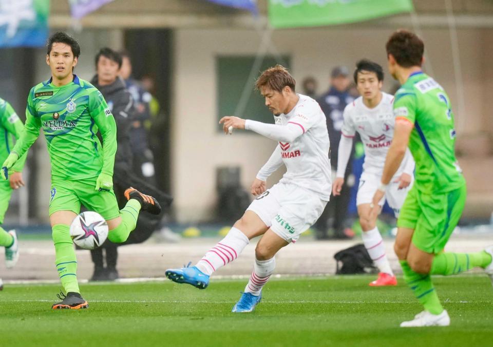　前半、ゴールを狙うＣ大阪・大久保（中央）