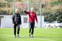 別メニューで調整する神戸ＭＦイニエスタ（右）＝（Ｃ）ＶＩＳＳＥＬ　ＫＯＢＥ