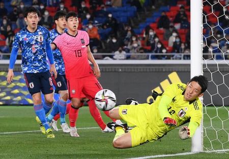 後半、好守備を見せる日本代表・権田修一＝日産スタジアム（撮影・堀内翔）