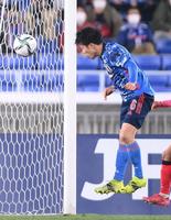 後半、日本代表・遠藤航がヘディングシュートを決める＝日産スタジアム（撮影・堀内翔）