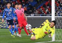 後半、好守備を見せる日本代表・権田修一＝日産スタジアム（撮影・堀内翔）