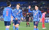 前半、ゴールを決めた鎌田大地（９）を祝福する日本代表・大迫勇也と南野拓実（右）＝日産スタジアム（撮影・堀内翔）