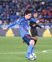 前半、ゴールを決める日本代表・鎌田大地＝日産スタジアム（撮影・堀内翔）