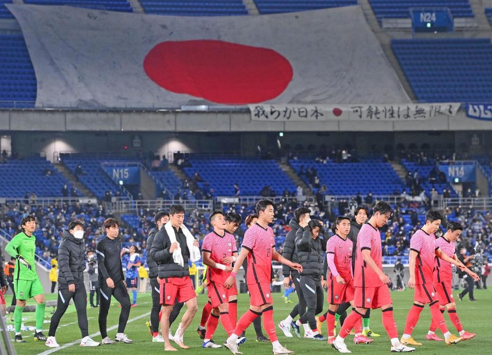 日本に惨敗して肩を落とす韓国代表＝日産スタジアム（撮影・堀内翔）