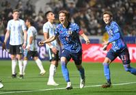 後半、２点目となるゴールを決め、喜びを爆発させる日本代表・板倉滉（中央）＝ミクニワールドスタジアム北九州（撮影・高部洋祐）