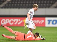 　後半、１２点目のゴールを決める浅野拓磨（撮影・西岡正）