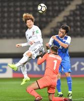 　後半、ヘディングで９点目を挙げる古橋（撮影・西岡正）