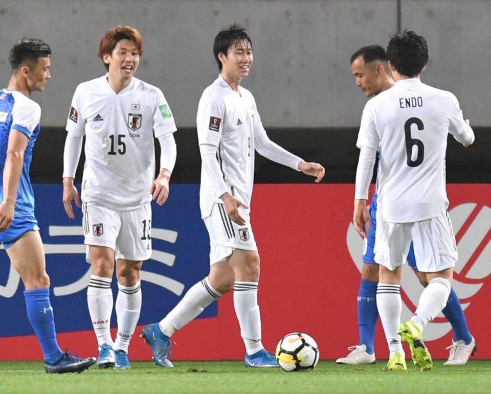 　前半、ゴールを決め、大迫勇也（左）、遠藤航（右）に祝福される鎌田大地（撮影・西岡正）