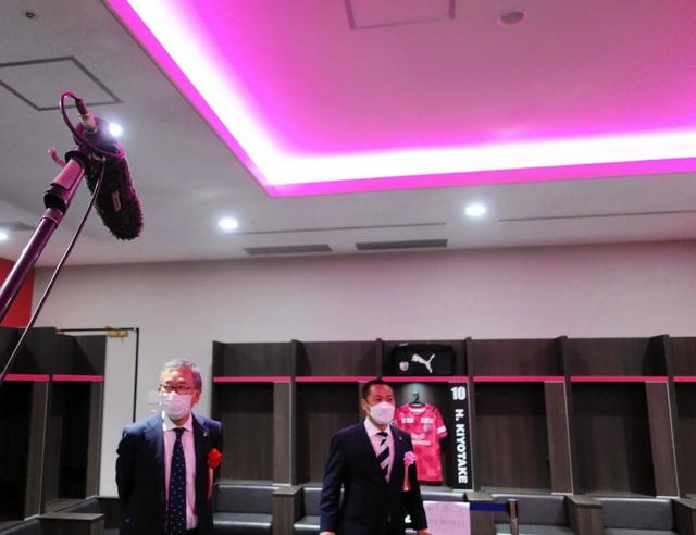 【写真】なまめかしい　Ｃ大阪新本拠地のロッカールームはピンクの照明？
