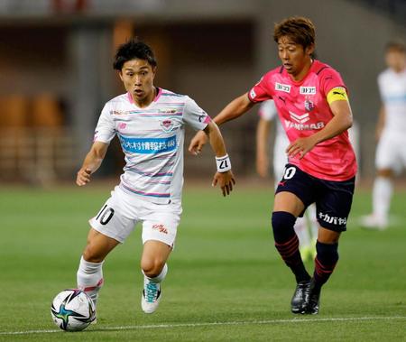 前半、競り合う鳥栖・樋口（左）とＣ大阪・清武＝ヤンマー