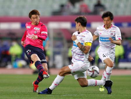 後半、先制ゴールを決めるＣ大阪・奥埜（左）＝ヤンマー