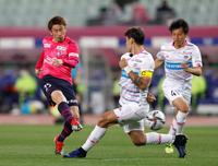 後半、先制ゴールを決めるＣ大阪・奥埜（左）＝ヤンマー