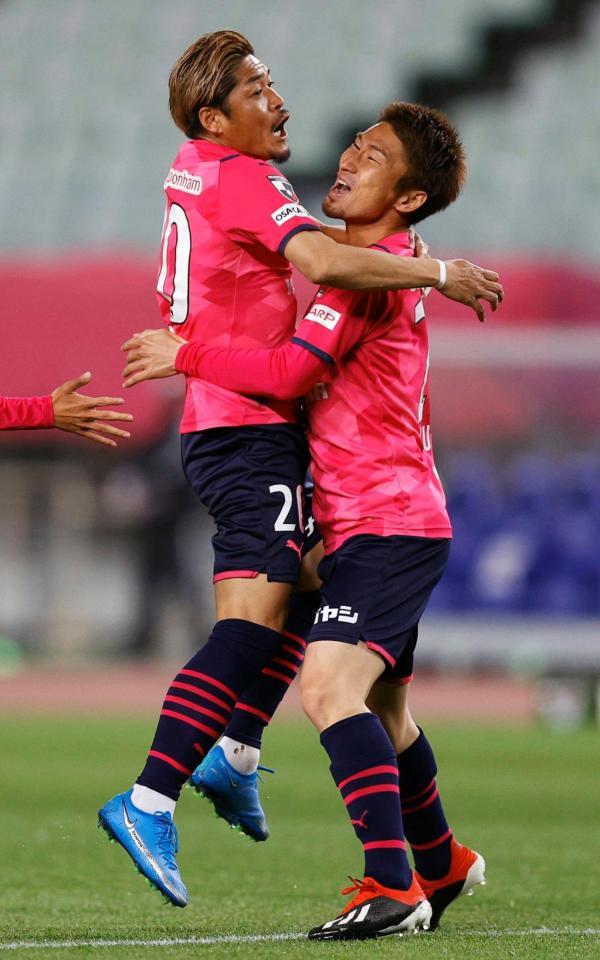 後半、先制ゴールを決め、大久保（左）と喜ぶＣ大阪・奥埜＝ヤンマー