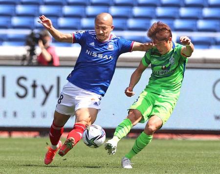 横浜Ｍ－湘南　前半、競り合う横浜Ｍ・前田（左）と湘南・石原広＝日産スタジアム