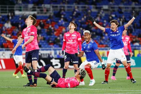 　後半、横浜Ｍ・オナイウ（右から２人目）の決勝ゴールを許し、天を仰ぐＣ大阪・進藤（左）、松田（下）ら