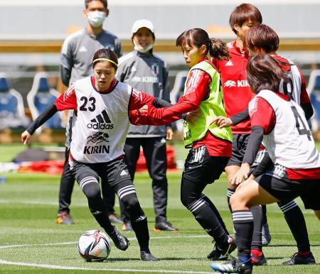 　パナマ戦に向け調整するサッカー女子日本代表の長谷川（左端）＝国立競技場