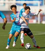 　鳥栖－横浜ＦＣ　後半、競り合う鳥栖・松岡（左）と横浜ＦＣ・斎藤＝駅スタ