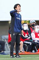 　前半、指示を出す横浜ＦＣ・早川監督＝駅スタ