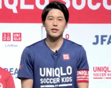 　「ユニクロサッカーキッズ」のキャプテンに就任し、オンライン会見に臨んだ内田篤人氏