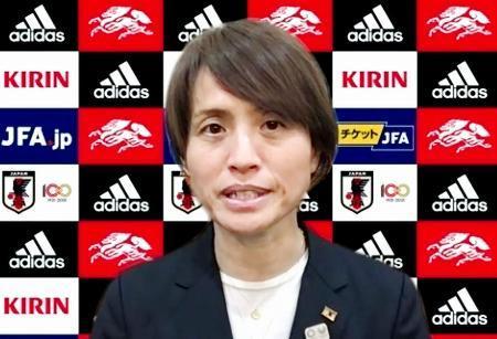 　オンラインで取材に応じるサッカー女子日本代表の高倉監督＝１３日