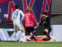 後半、オウンゴールで勝ち越しを許したＣ大阪・ＧＫ金鎮鉉（右）＝ヤンマー