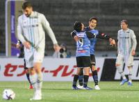後半、チーム２点目のゴールを決め、遠野（19）と抱き合い喜ぶ川崎・知念＝等々力