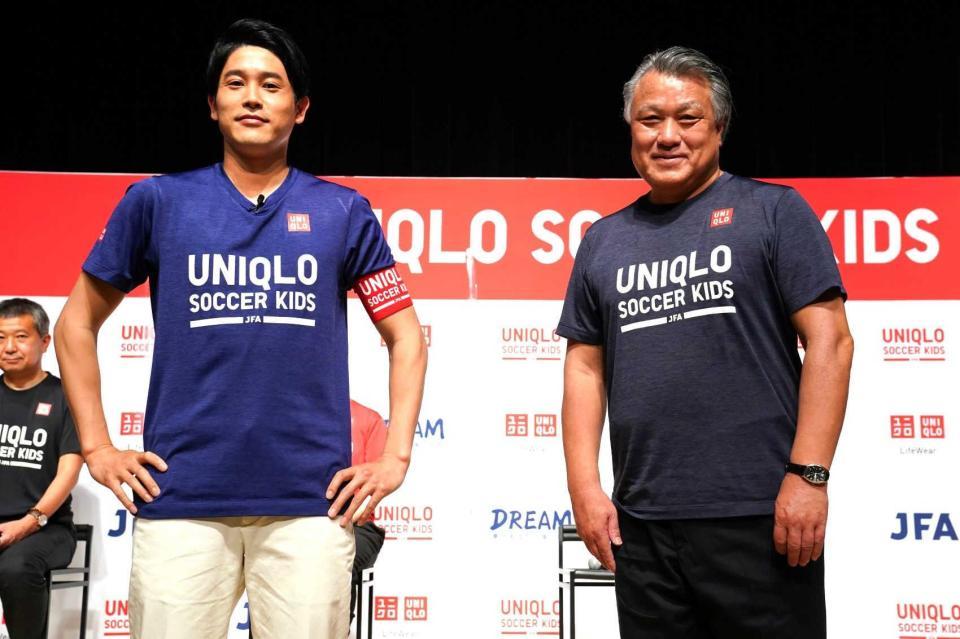 　田嶋会長（右）とＪＦＡユニクロサッカーキッズのキャプテンに就任した内田氏（（ｃ）ＪＦＡ）