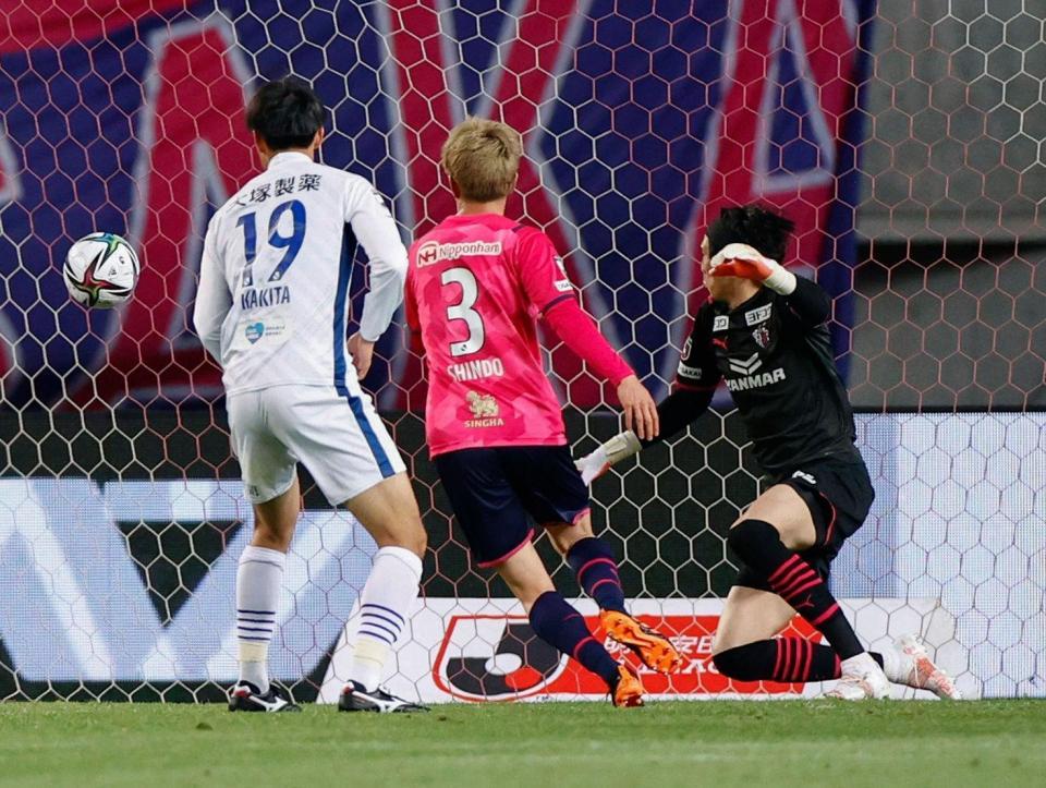 後半、オウンゴールで勝ち越しを許したＣ大阪・ＧＫ金鎮鉉（右）＝ヤンマー