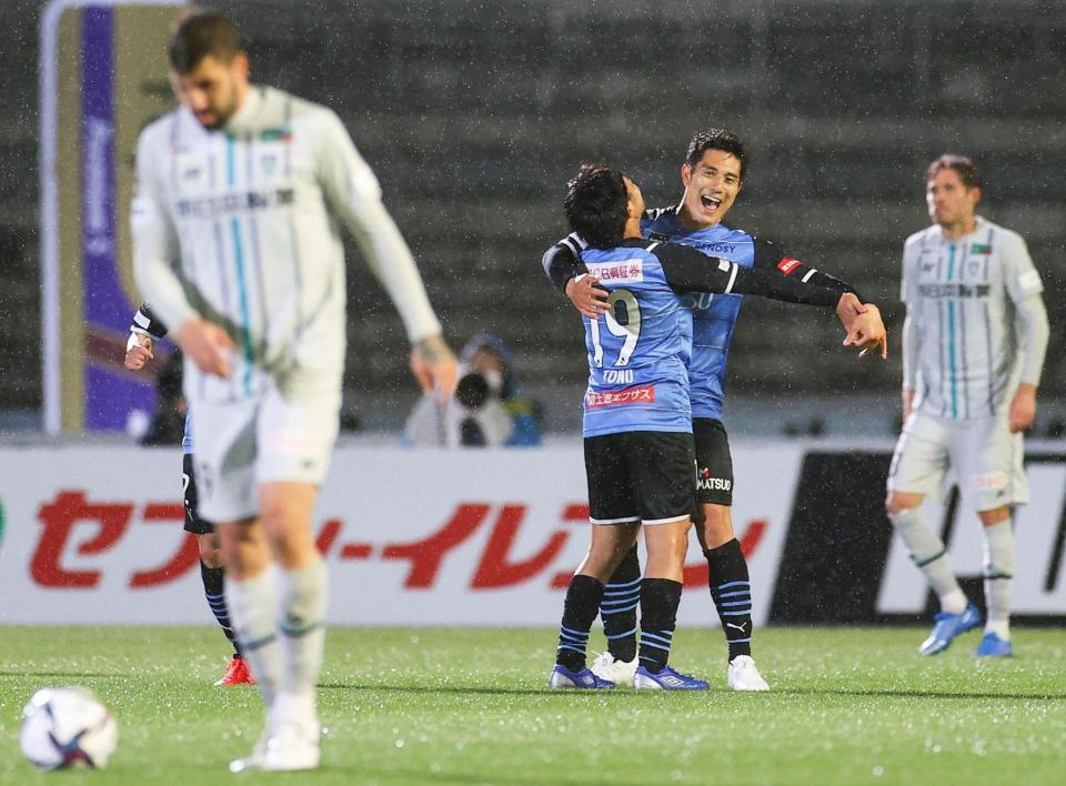 後半、チーム２点目のゴールを決め、遠野（19）と抱き合い喜ぶ川崎・知念＝等々力