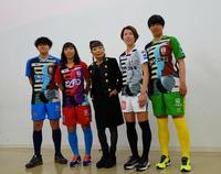 　ＩＮＡＣ神戸新ユニホームをお披露目する（左から）ＧＫ山下、ＭＦ中島、コシノヒロコ氏、ＭＦ杉田、ＧＫ武仲＝兵庫県立美術館