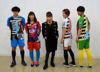 ＩＮＡＣ神戸新ユニホームをお披露目する（左から）ＧＫ山下、ＭＦ中島、コシノヒロコ氏、ＭＦ杉田、ＧＫ武仲＝兵庫県立美術館