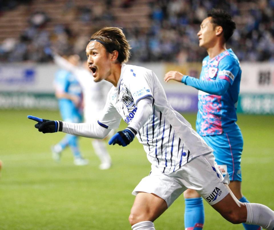 　後半、先制ゴールを決め、駆けだすＧ大阪・宇佐美