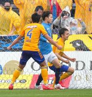 試合終了間際、ＣＫのこぼれ球を押し込み同点とし、駆けだす仙台・吉野（右）