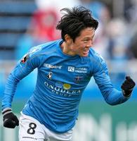 後半、チーム２点目のゴールを決め、駆けだす横浜ＦＣ・斎藤