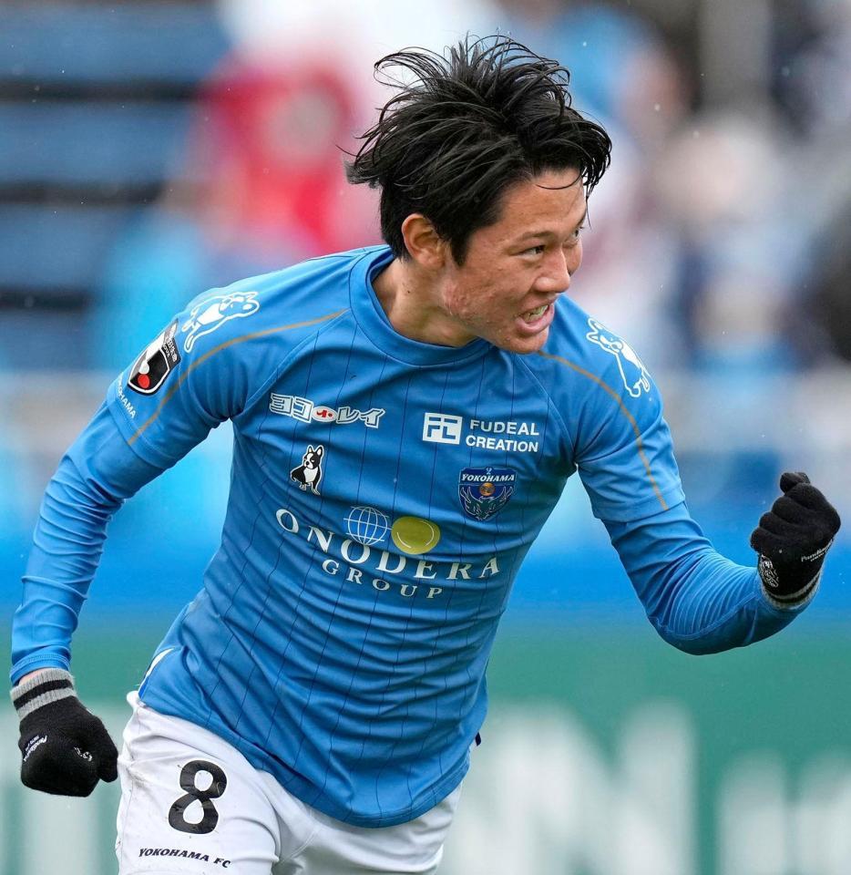 後半、チーム２点目のゴールを決め、駆けだす横浜ＦＣ・斎藤
