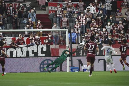 　前半、徳島に先制を許す神戸