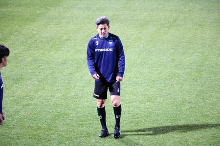 　試合前の練習を行う横浜ＦＣ・三浦