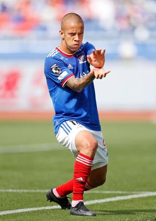 前半、ＰＫで先制し、ポーズを決める横浜Ｍ・マルコスジュニオール＝日産スタジアム